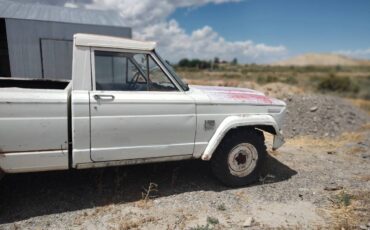 Jeep-J200-1966-white-48280-3