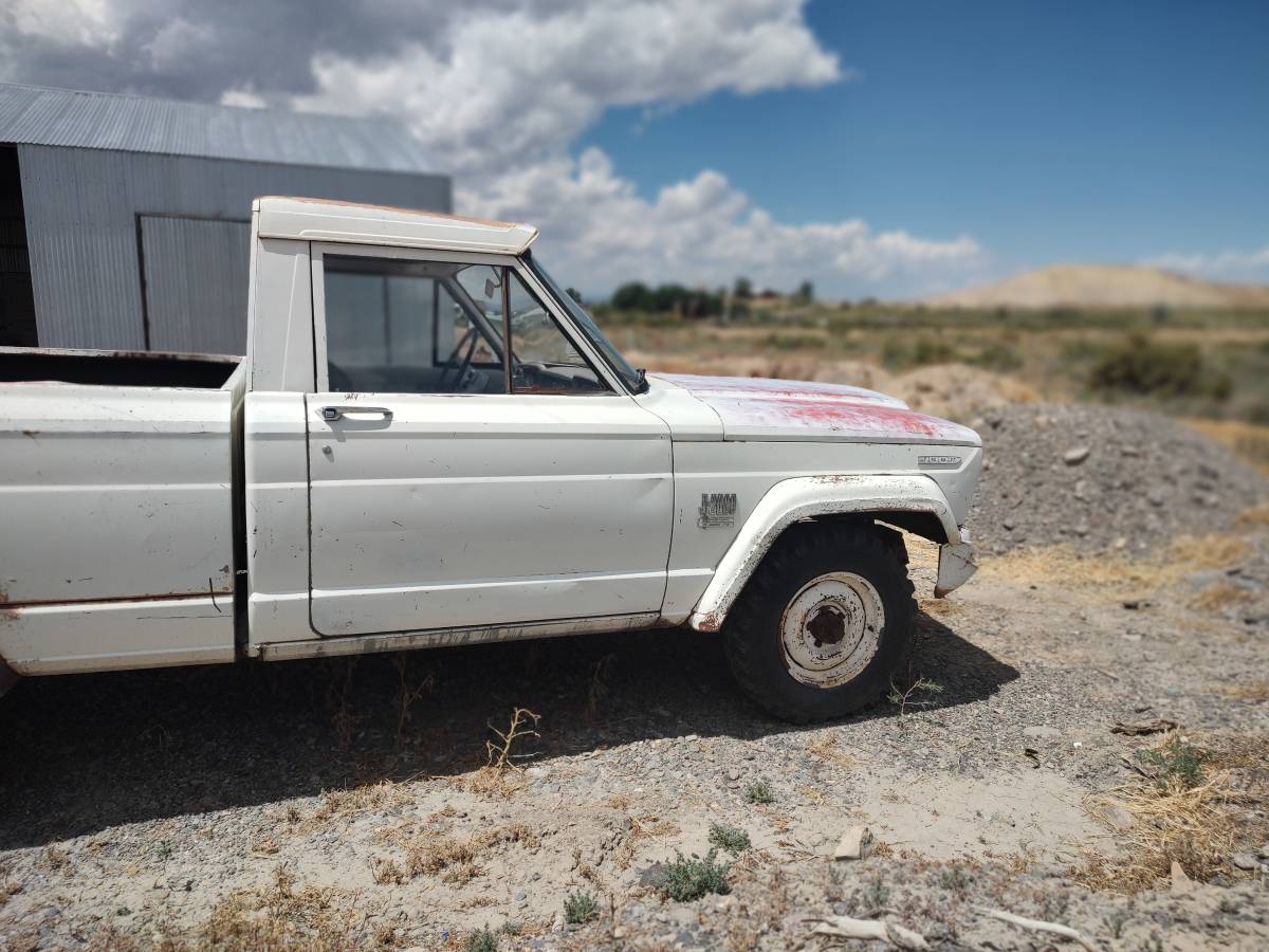 Jeep-J200-1966-white-48280-3