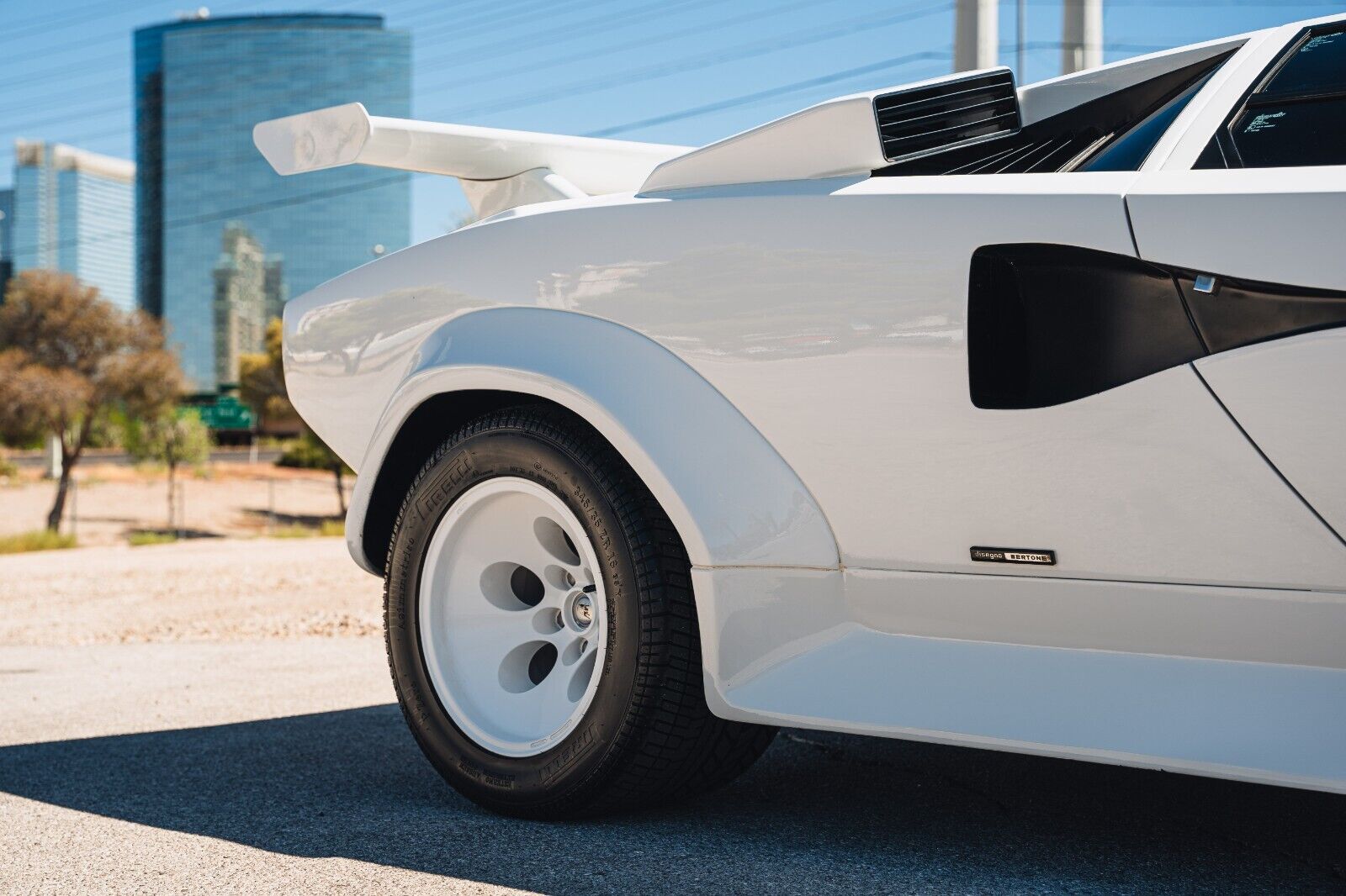 Lamborghini-Countach-Coupe-1984-White-Red-28913-11