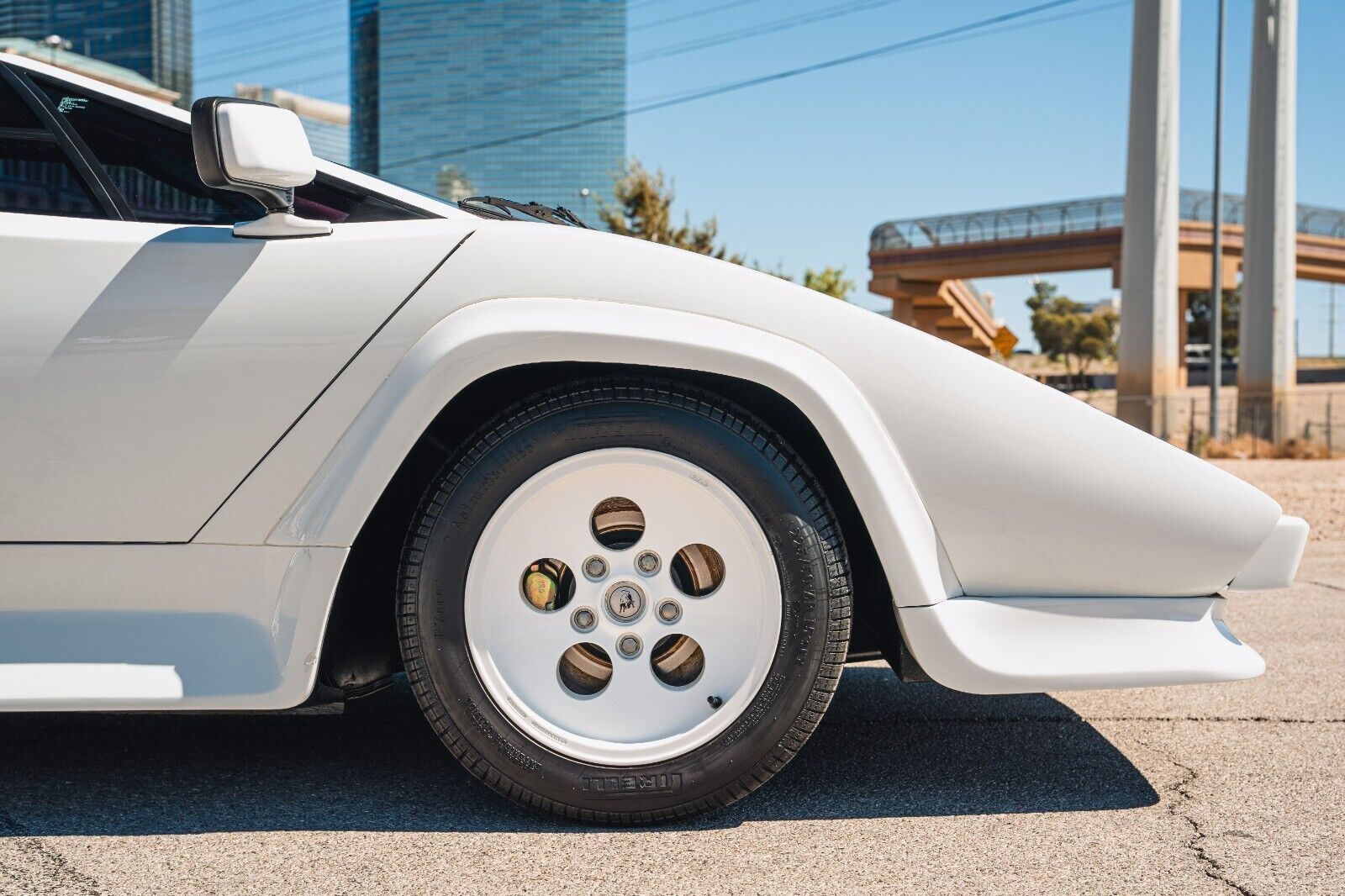 Lamborghini-Countach-Coupe-1984-White-Red-28913-12