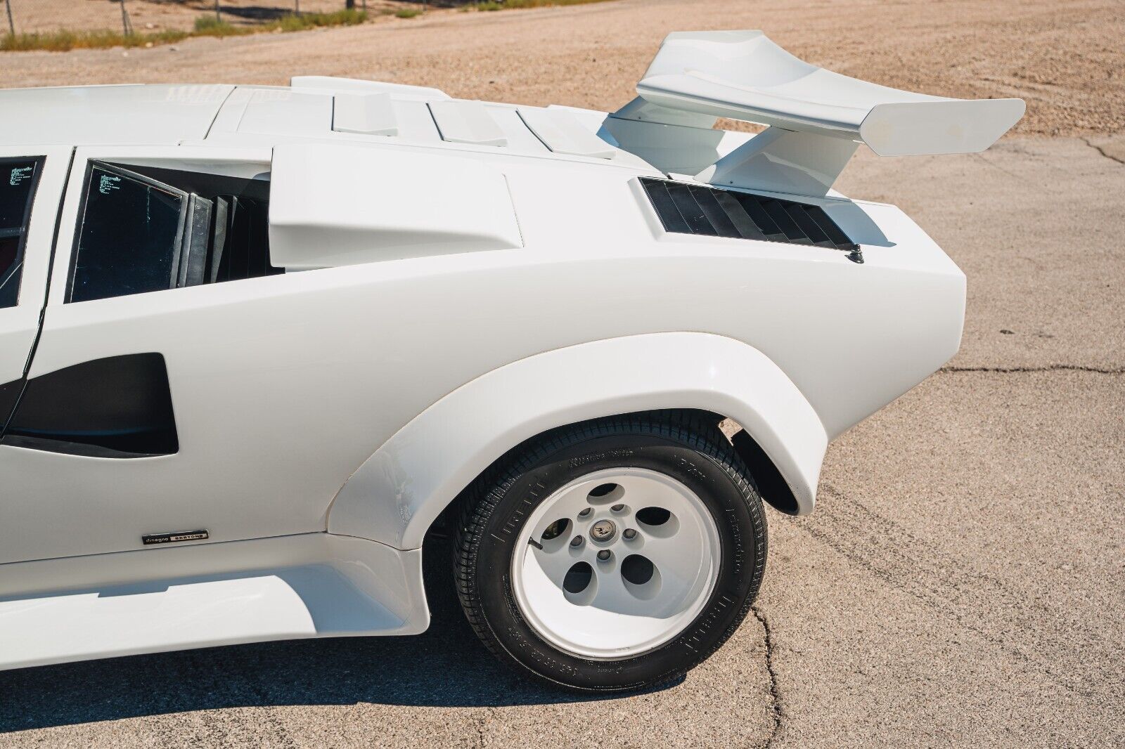 Lamborghini-Countach-Coupe-1984-White-Red-28913-15