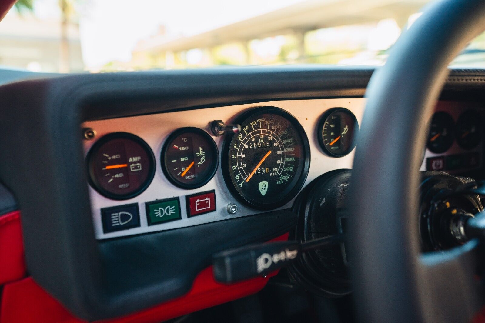 Lamborghini-Countach-Coupe-1984-White-Red-28913-27