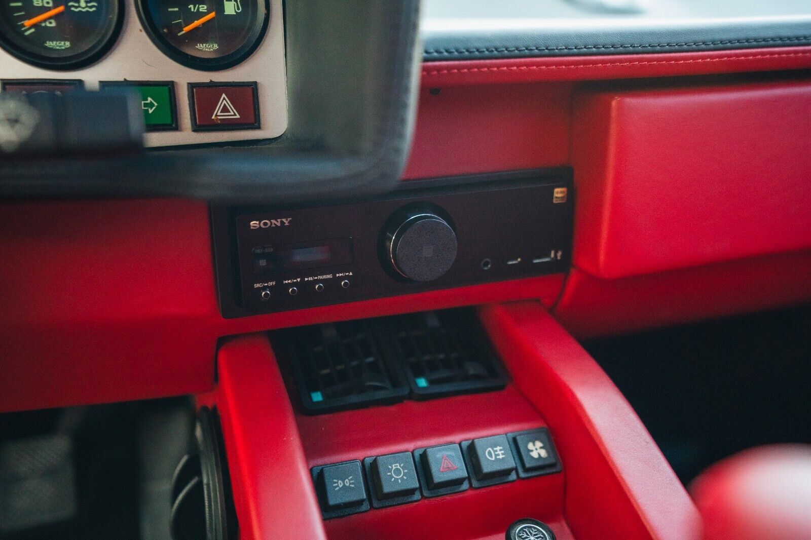 Lamborghini-Countach-Coupe-1984-White-Red-28913-30