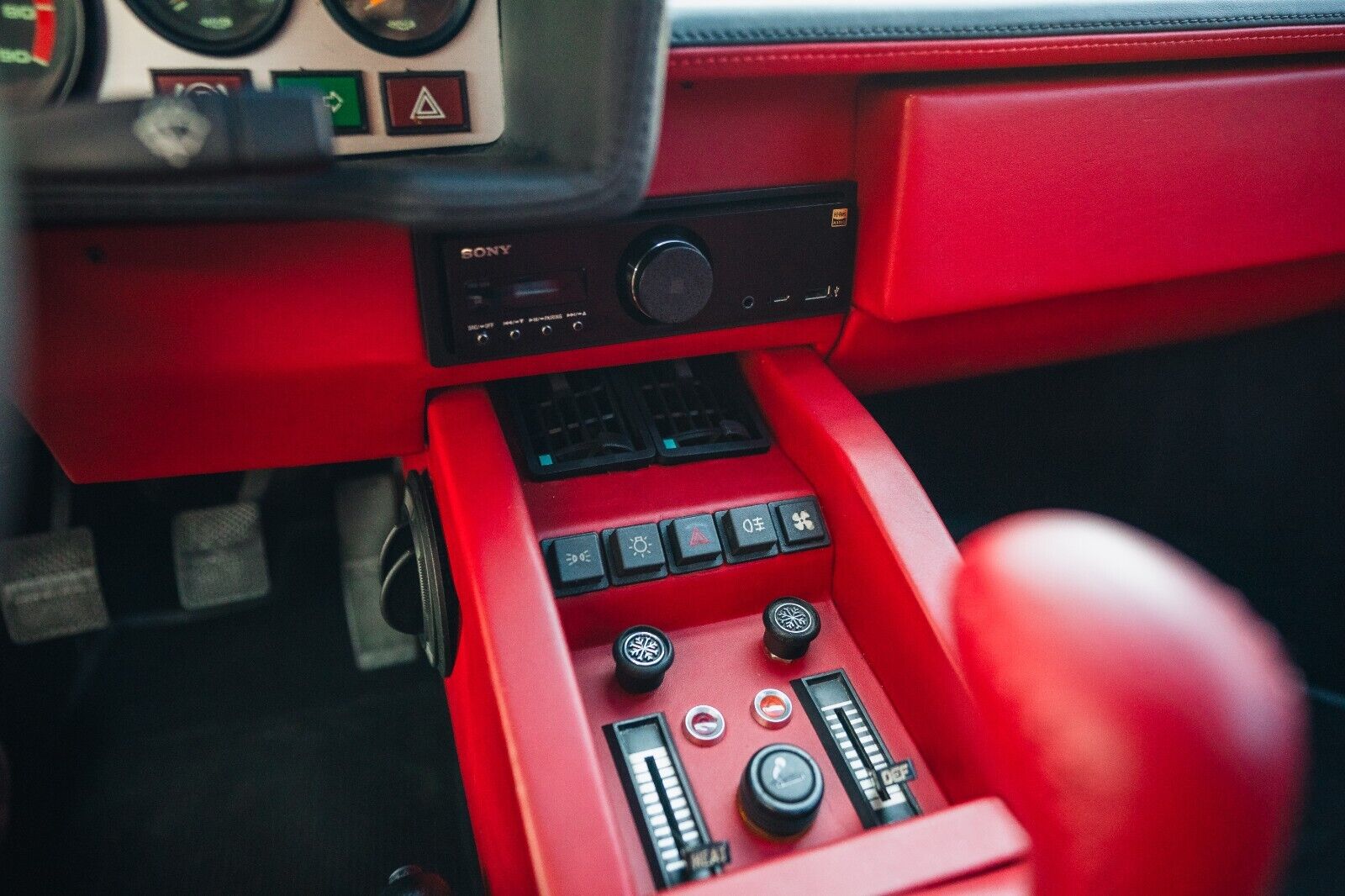 Lamborghini-Countach-Coupe-1984-White-Red-28913-31