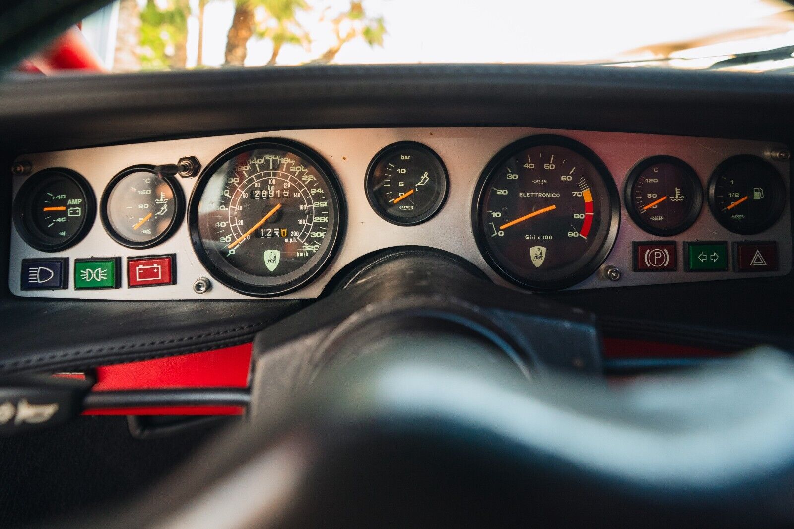 Lamborghini-Countach-Coupe-1984-White-Red-28913-32