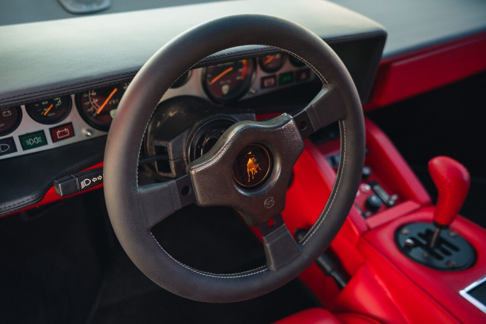 Lamborghini-Countach-Coupe-1984-White-Red-28913-33