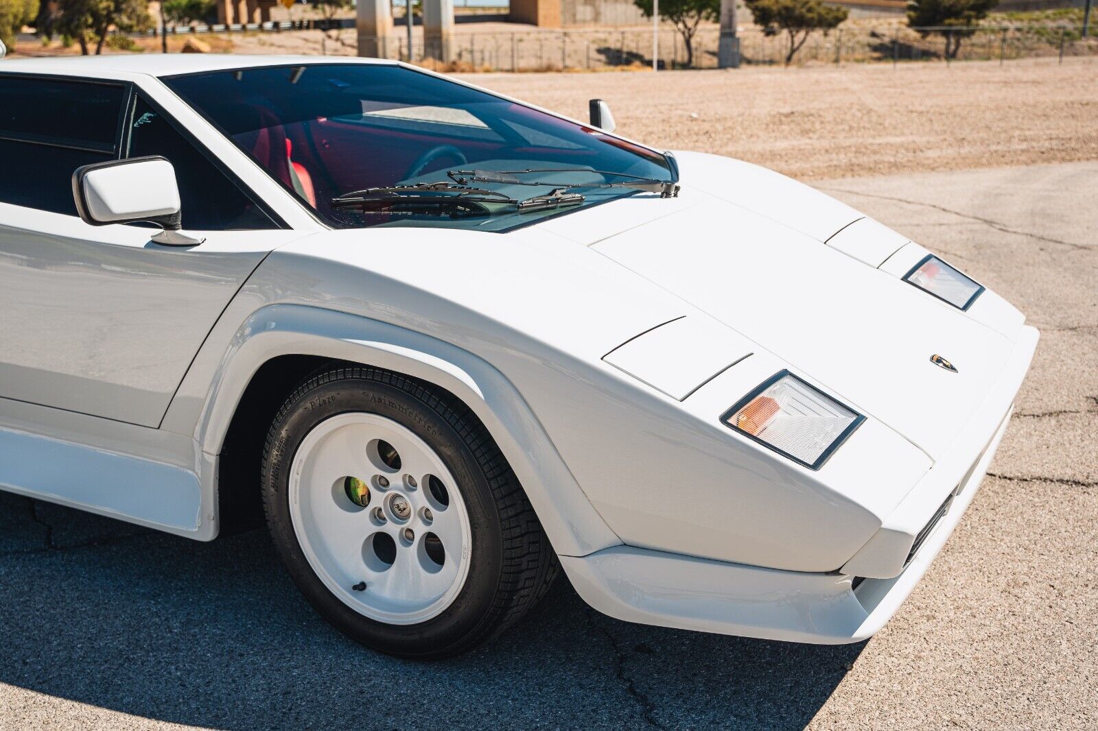 Lamborghini-Countach-Coupe-1984-White-Red-28913-5