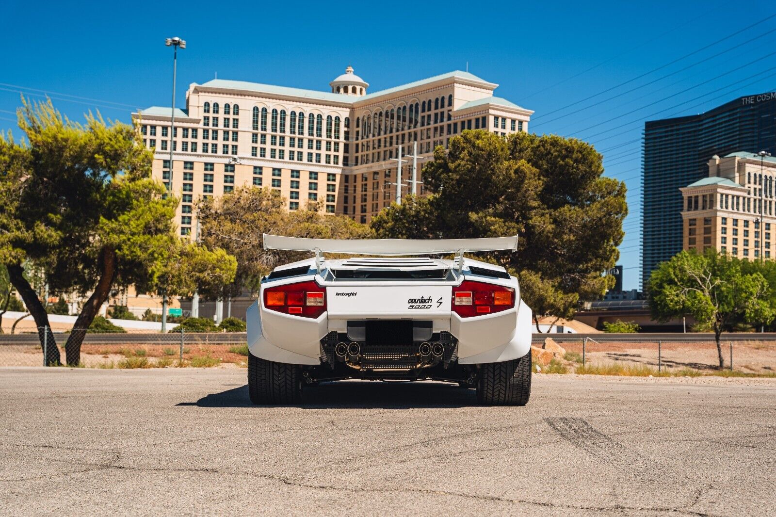 Lamborghini-Countach-Coupe-1984-White-Red-28913-8