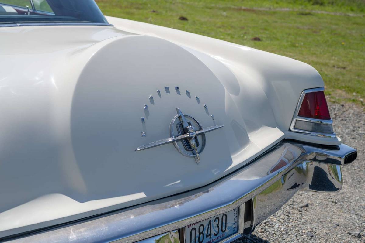 Lincoln-Continental-1957-8