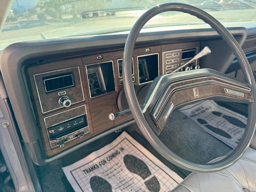 Lincoln-Continental-1976-15