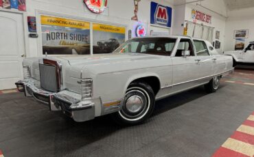 Lincoln-Town-Car-1977-Gray-Red-72514-1