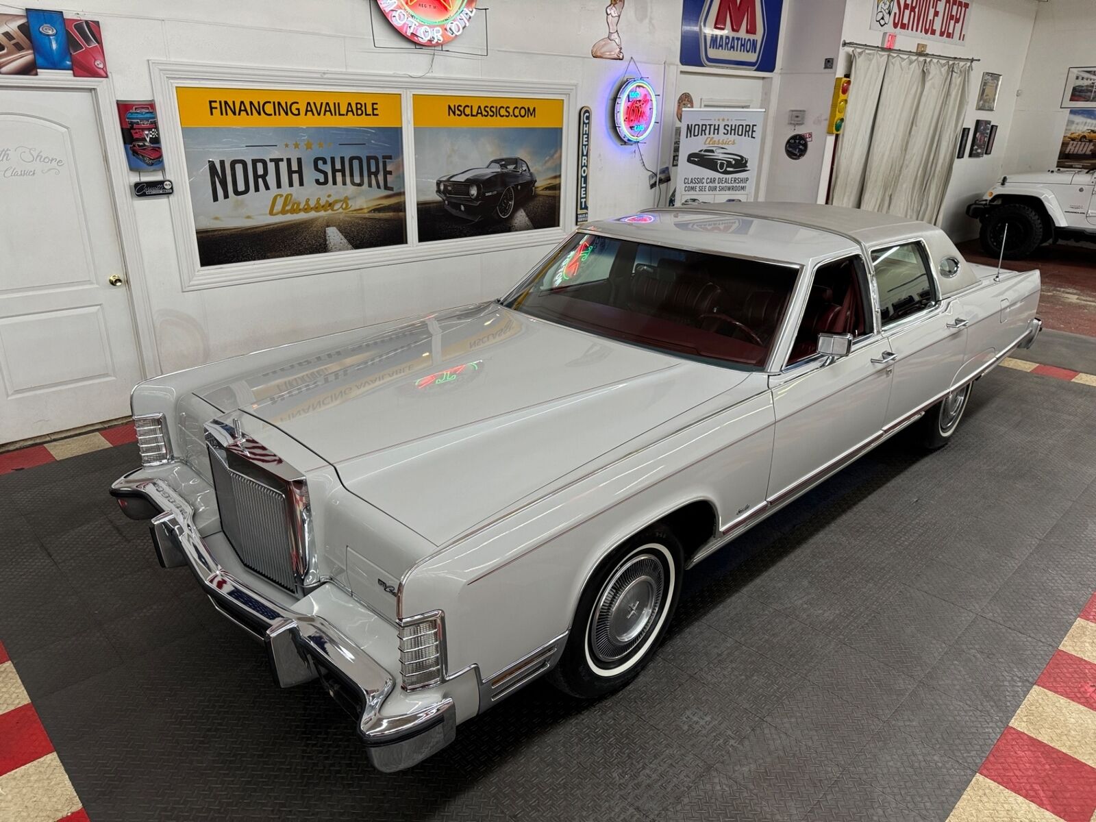 Lincoln-Town-Car-1977-Gray-Red-72514-18