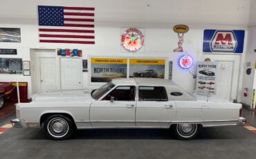 Lincoln-Town-Car-1977-Gray-Red-72514-19