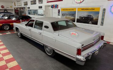 Lincoln-Town-Car-1977-Gray-Red-72514-2