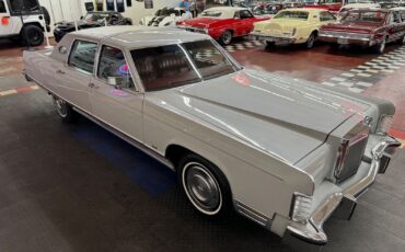 Lincoln-Town-Car-1977-Gray-Red-72514-21