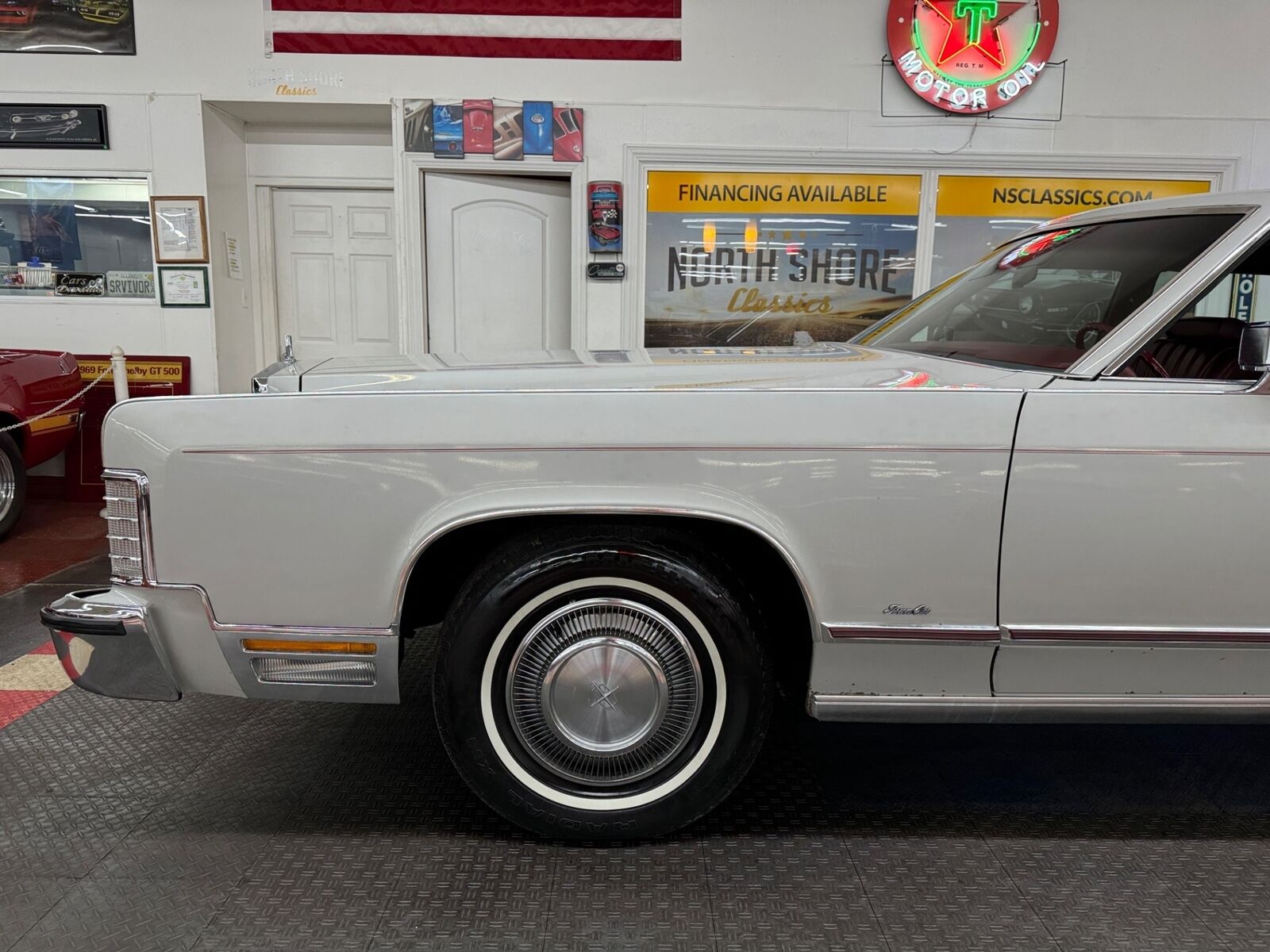 Lincoln-Town-Car-1977-Gray-Red-72514-22