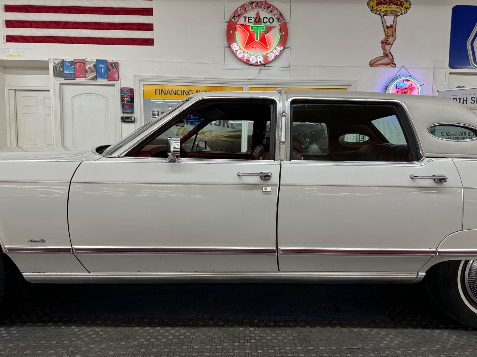 Lincoln-Town-Car-1977-Gray-Red-72514-23