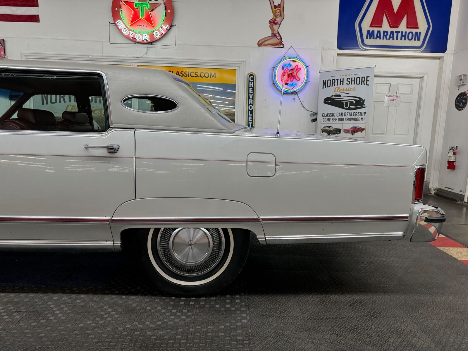 Lincoln-Town-Car-1977-Gray-Red-72514-24