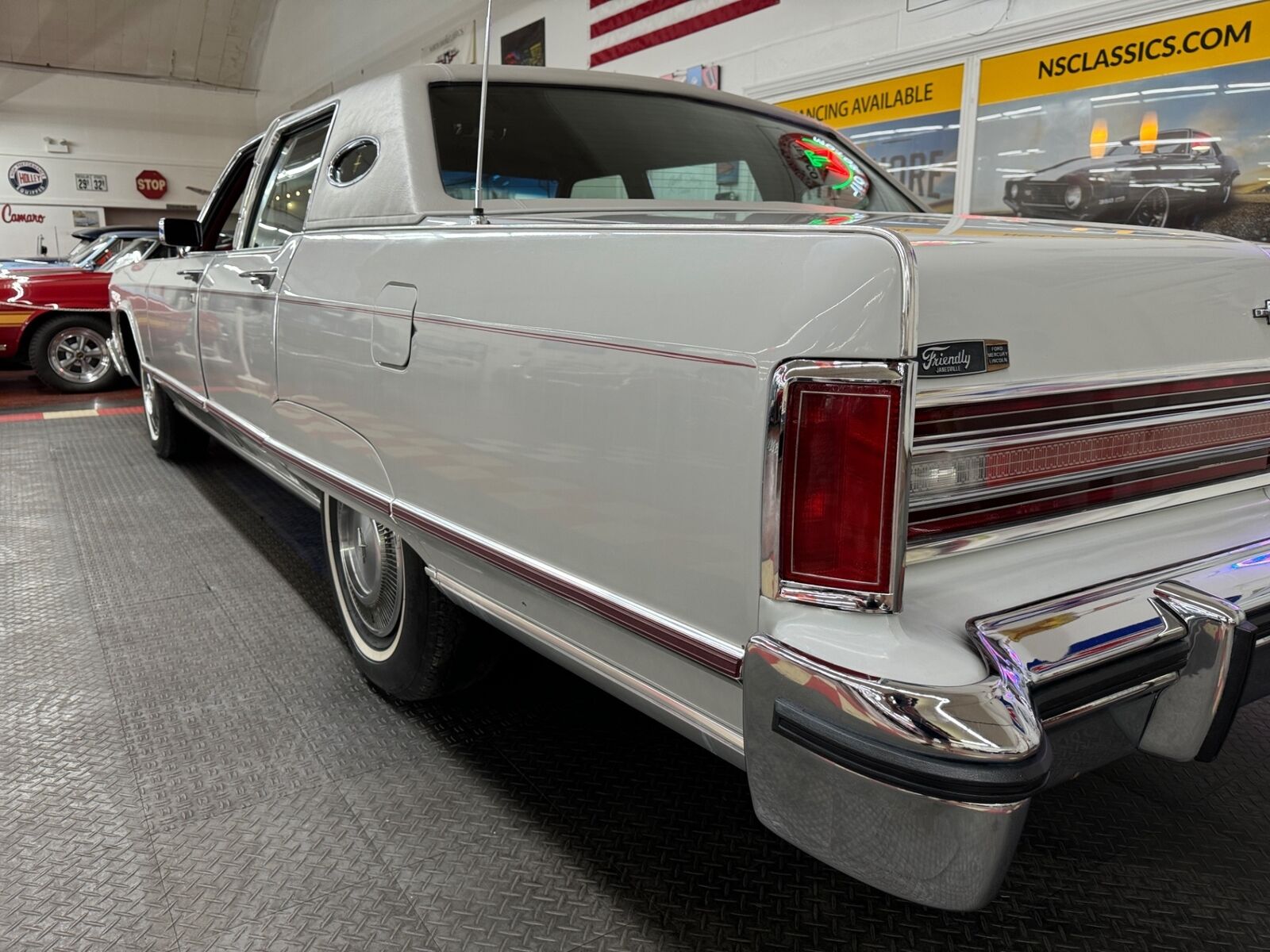 Lincoln-Town-Car-1977-Gray-Red-72514-25