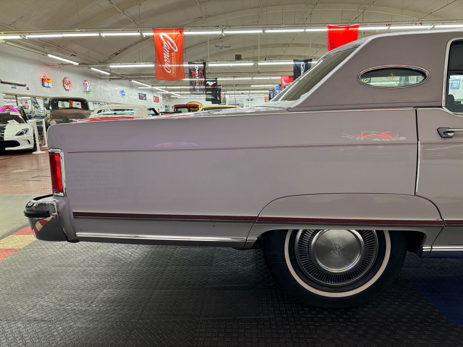 Lincoln-Town-Car-1977-Gray-Red-72514-27