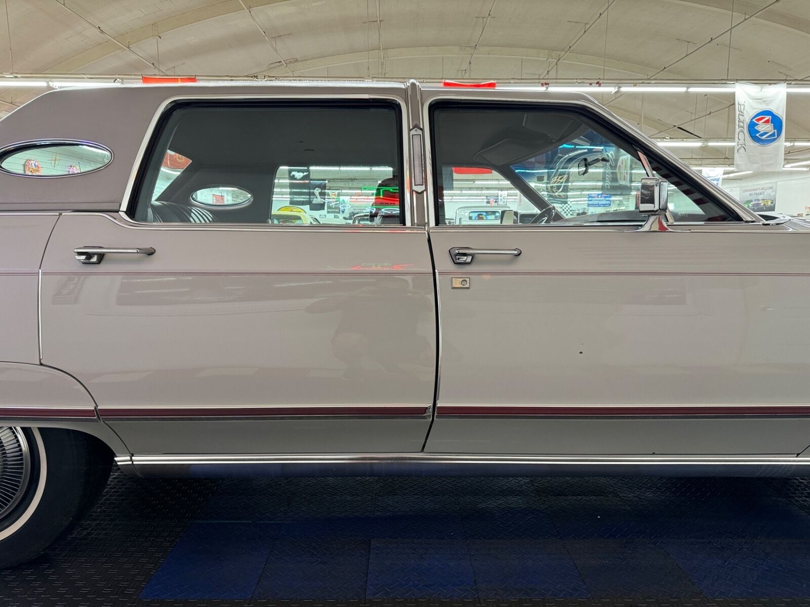 Lincoln-Town-Car-1977-Gray-Red-72514-28