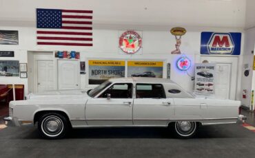 Lincoln-Town-Car-1977-Gray-Red-72514-3