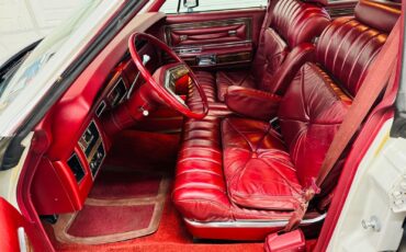 Lincoln-Town-Car-1977-Gray-Red-72514-32