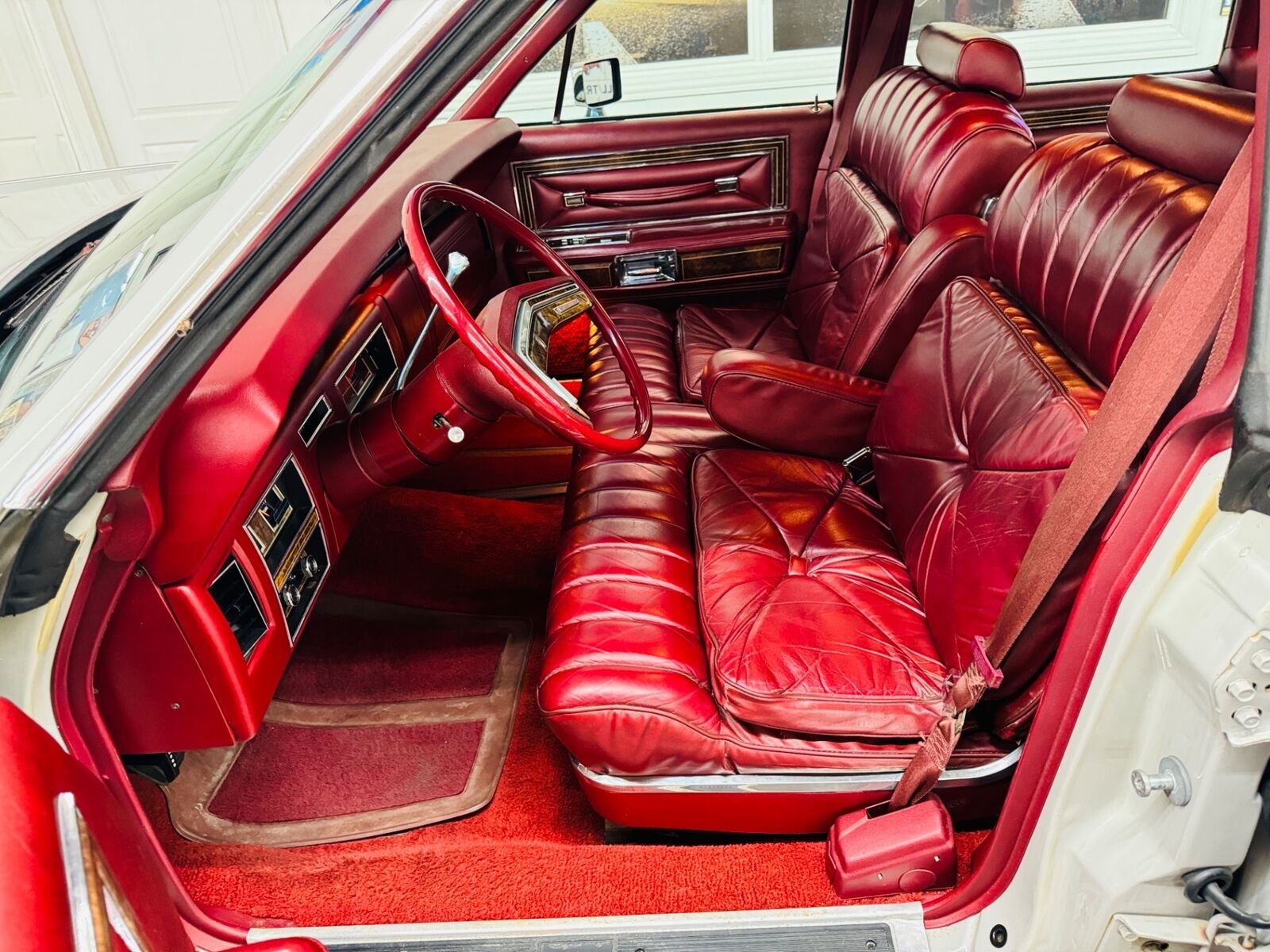 Lincoln-Town-Car-1977-Gray-Red-72514-32