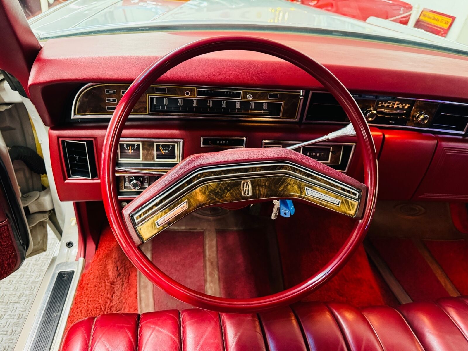 Lincoln-Town-Car-1977-Gray-Red-72514-33