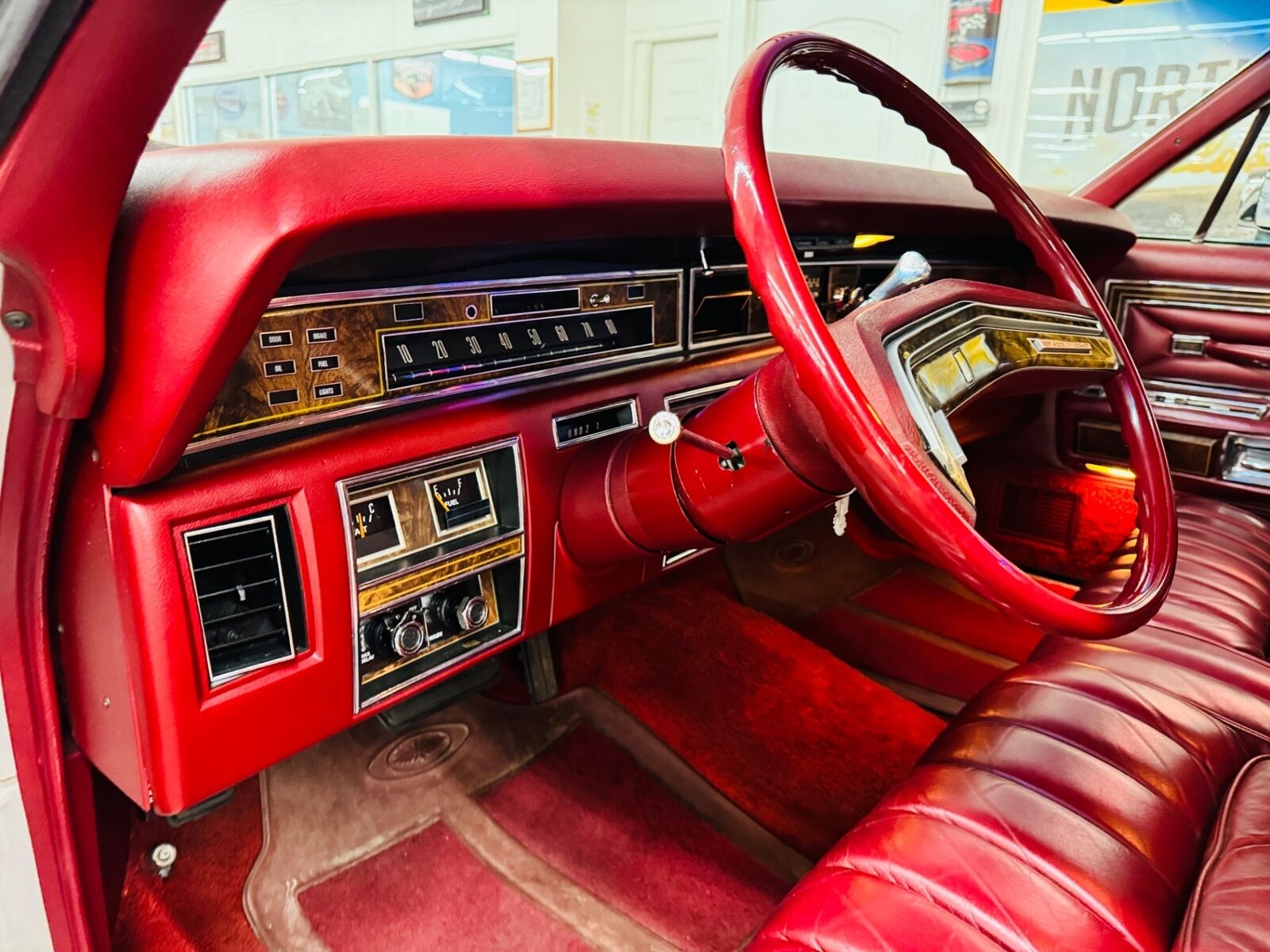 Lincoln-Town-Car-1977-Gray-Red-72514-35