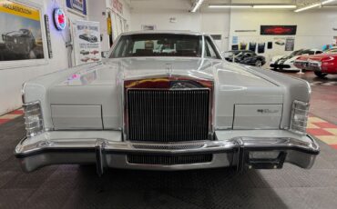 Lincoln-Town-Car-1977-Gray-Red-72514-6