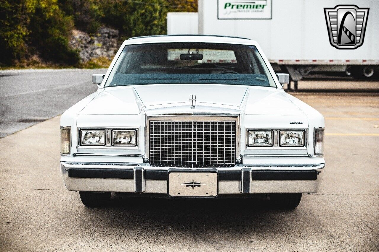 Lincoln-Town-Car-1985-White-Blue-92278-10