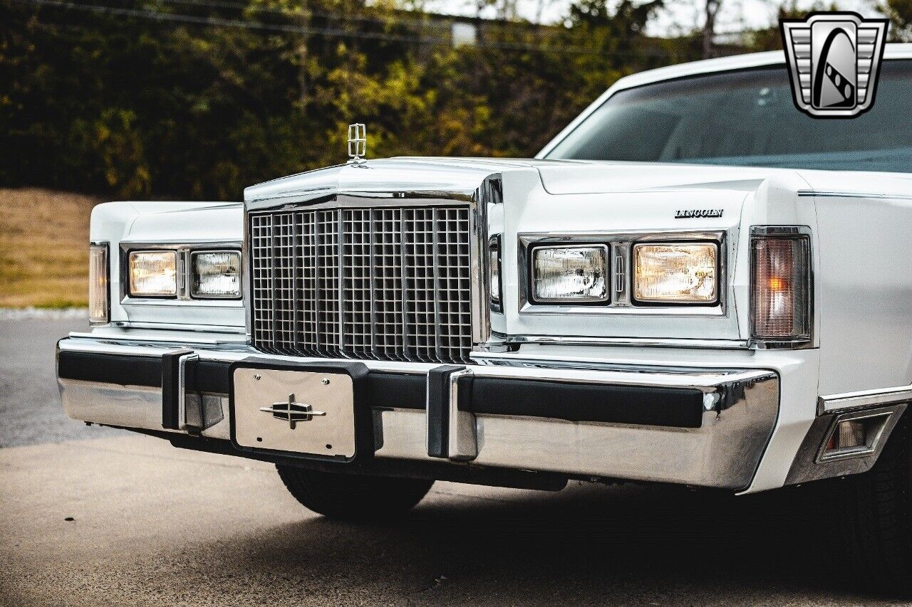 Lincoln-Town-Car-1985-White-Blue-92278-11