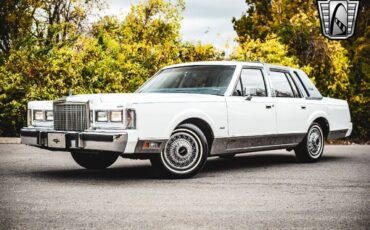 Lincoln-Town-Car-1985-White-Blue-92278-2