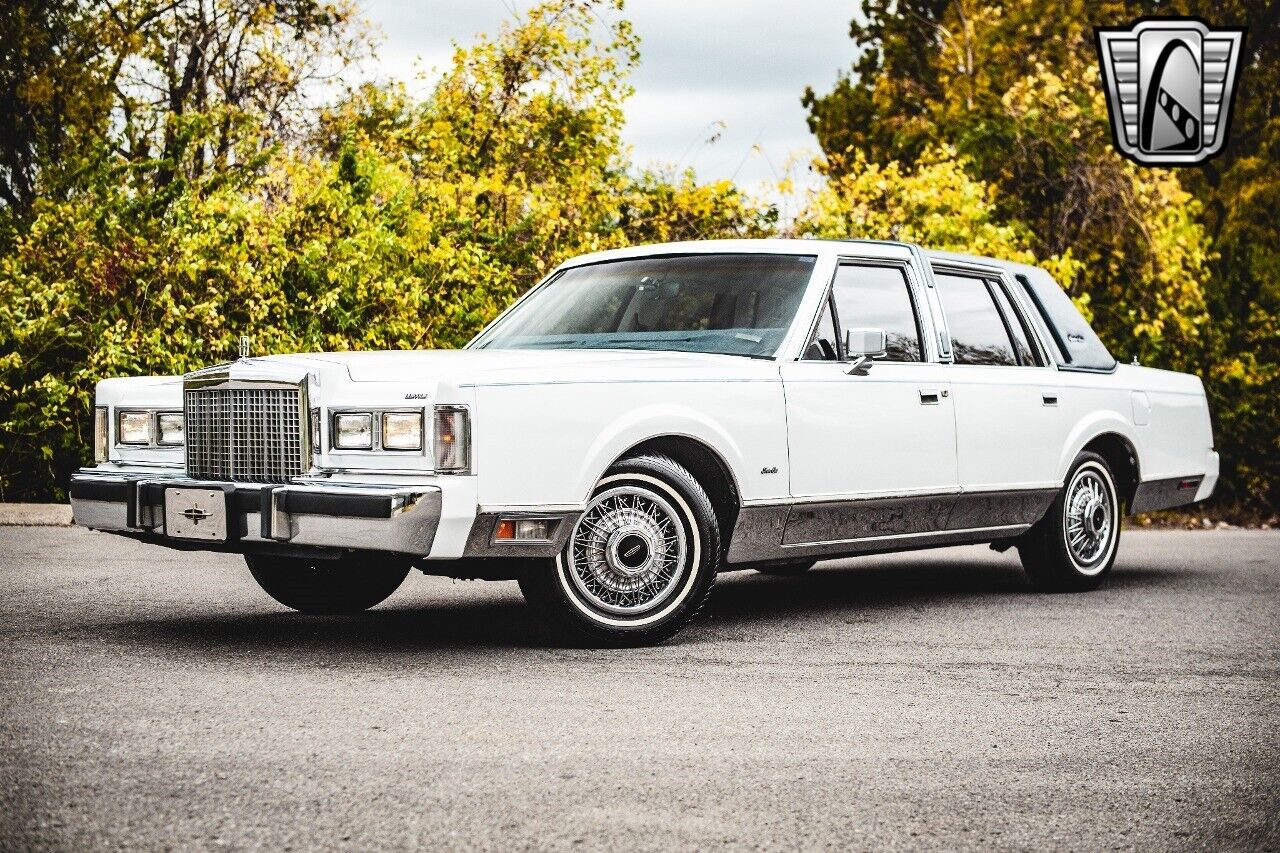 Lincoln-Town-Car-1985-White-Blue-92278-2