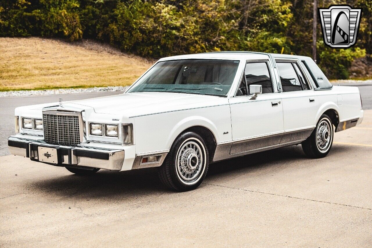 Lincoln-Town-Car-1985-White-Blue-92278-3