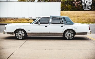 Lincoln-Town-Car-1985-White-Blue-92278-4