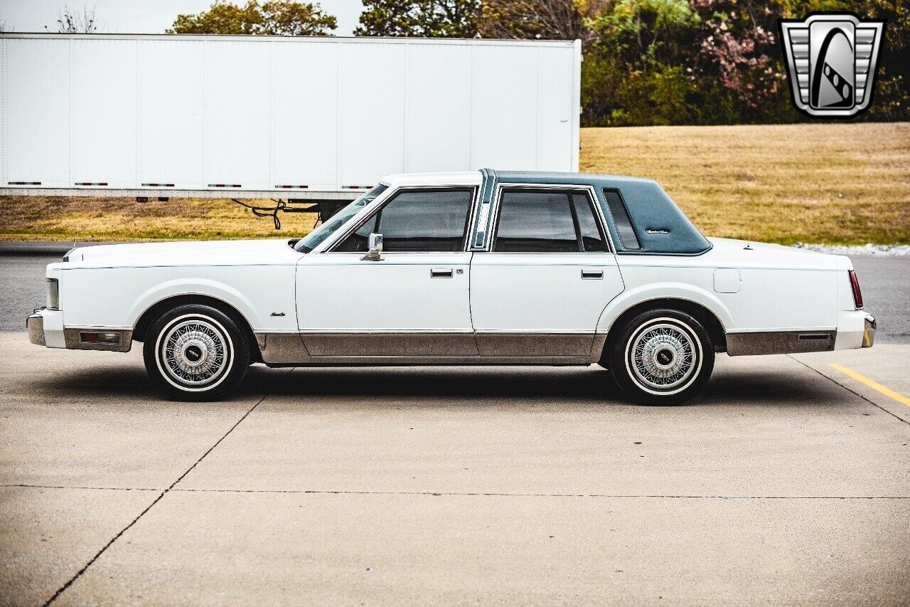 Lincoln-Town-Car-1985-White-Blue-92278-4