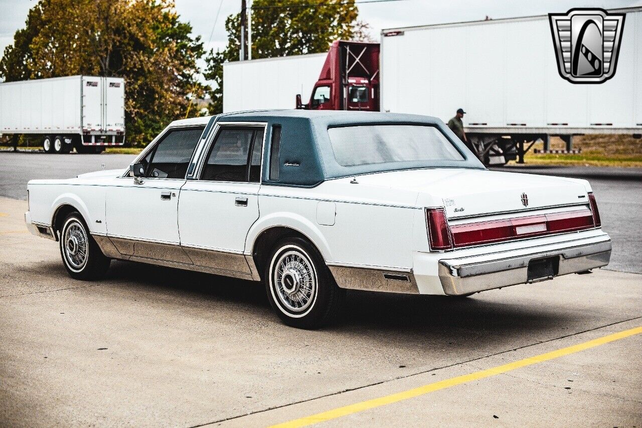 Lincoln-Town-Car-1985-White-Blue-92278-5