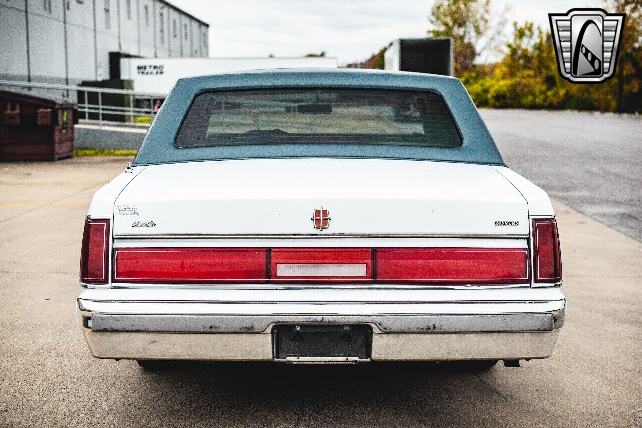 Lincoln-Town-Car-1985-White-Blue-92278-6