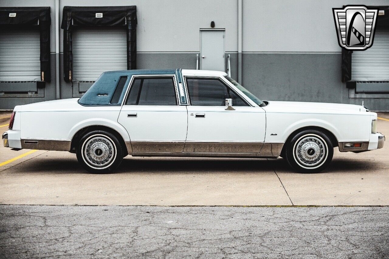 Lincoln-Town-Car-1985-White-Blue-92278-8