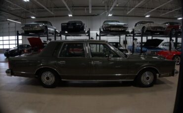 Lincoln-Town-Car-Berline-1984-Green-Green-145993-6