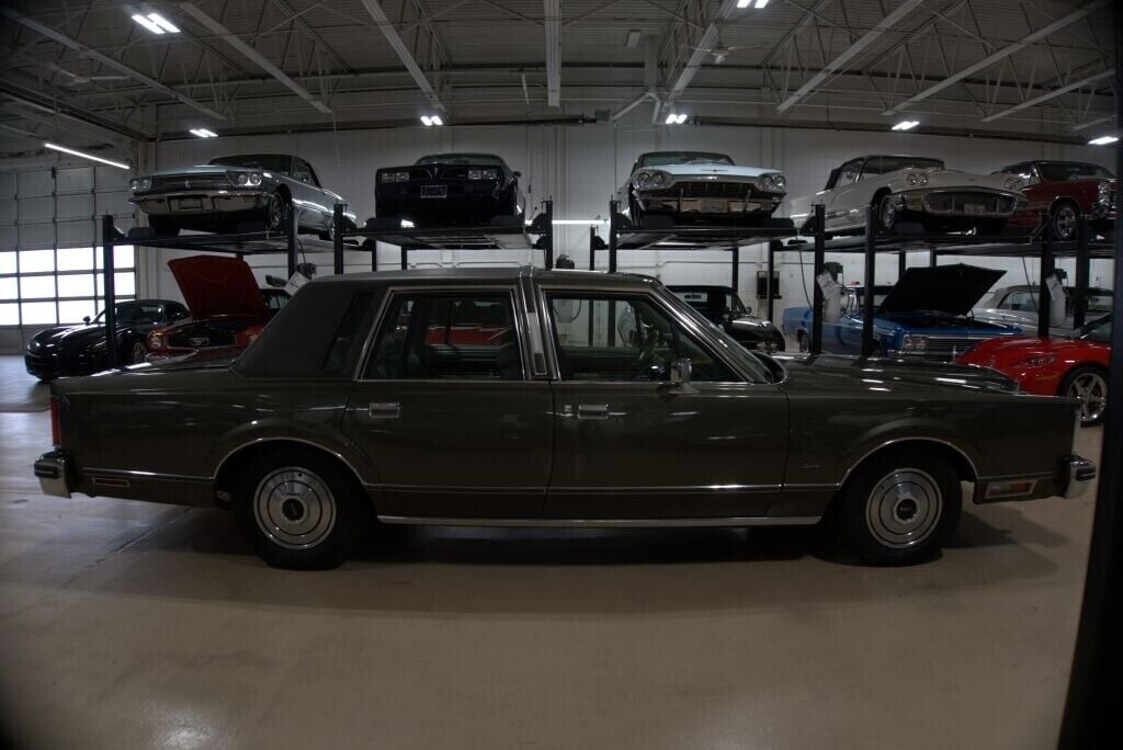 Lincoln-Town-Car-Berline-1984-Green-Green-145993-6