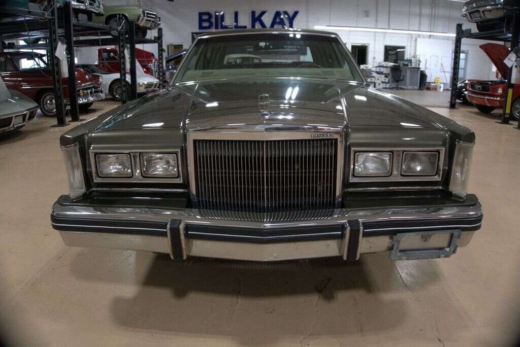 Lincoln-Town-Car-Berline-1984-Green-Green-145993-8