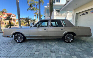 Lincoln-Town-Car-Berline-1989-Gold-Blue-21042-16