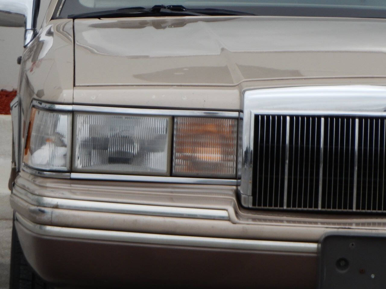 Lincoln-Town-Car-Berline-1992-Gold-Beige-178248-8