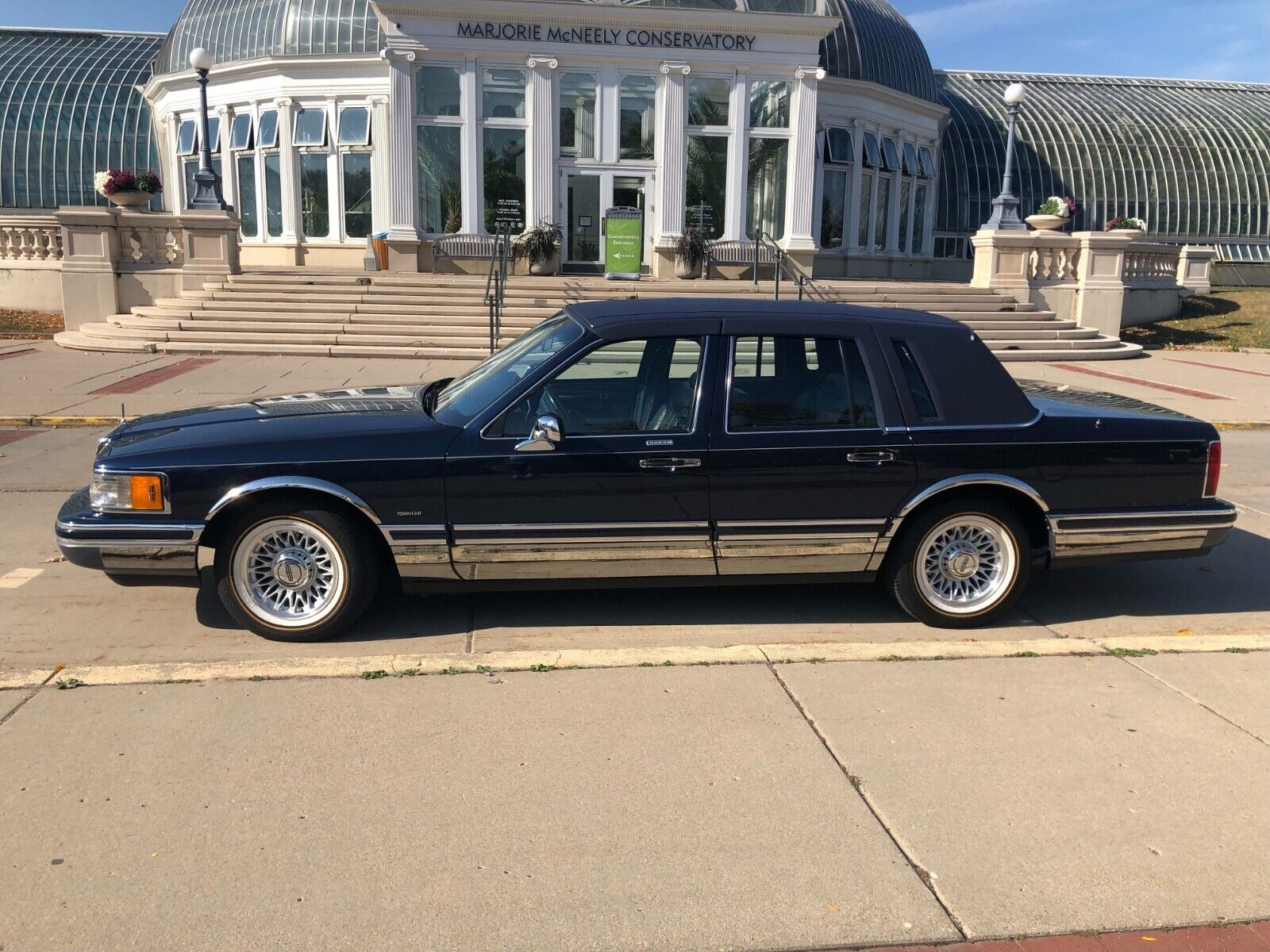 Lincoln-Town-Car-Berline-1993-3