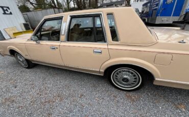 Lincoln-Town-car-1984-custom-36427-1