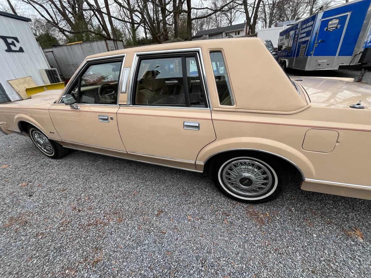 Lincoln-Town-car-1984-custom-36427-1