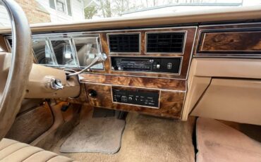 Lincoln-Town-car-1984-custom-36427-10